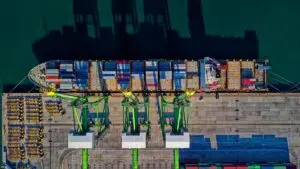 carga de contenedores en buque